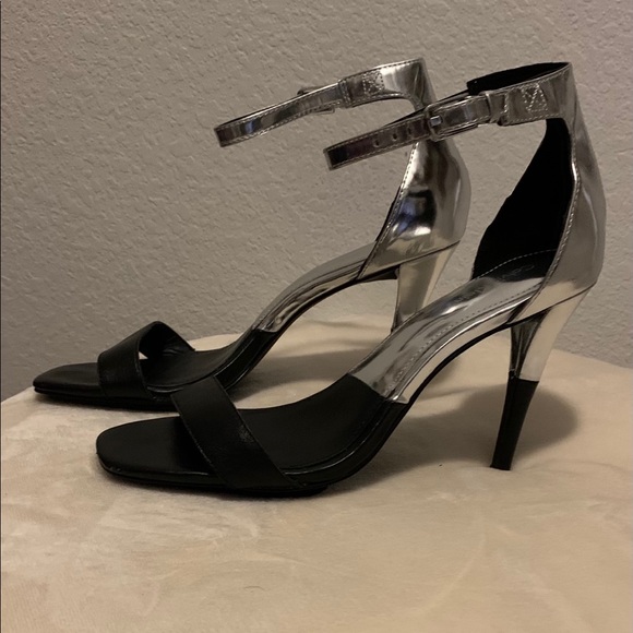 Black and silver pump - Picture 3 of 4